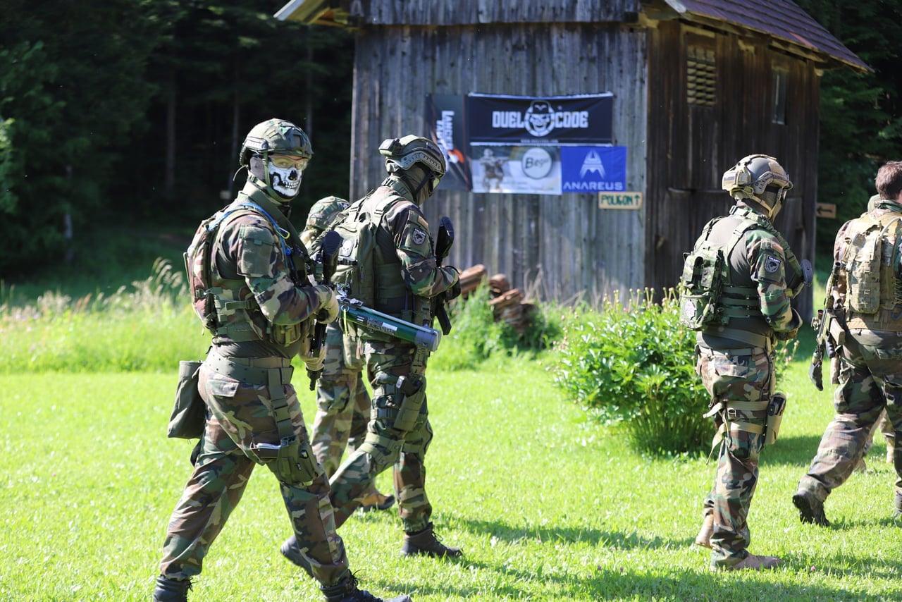 Airsoft igralec v taktični opremi