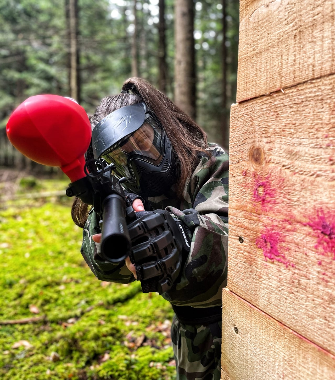 Otroci med paintball igro na rojstnem dnevu