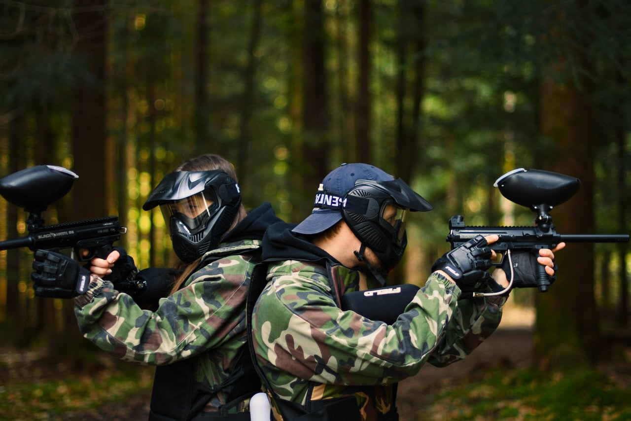 Paintball igralci med igro na poligonu